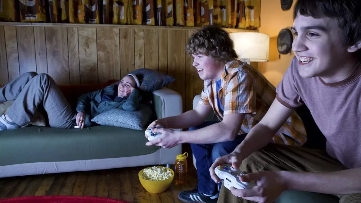 Adolescents qui jouent à la console