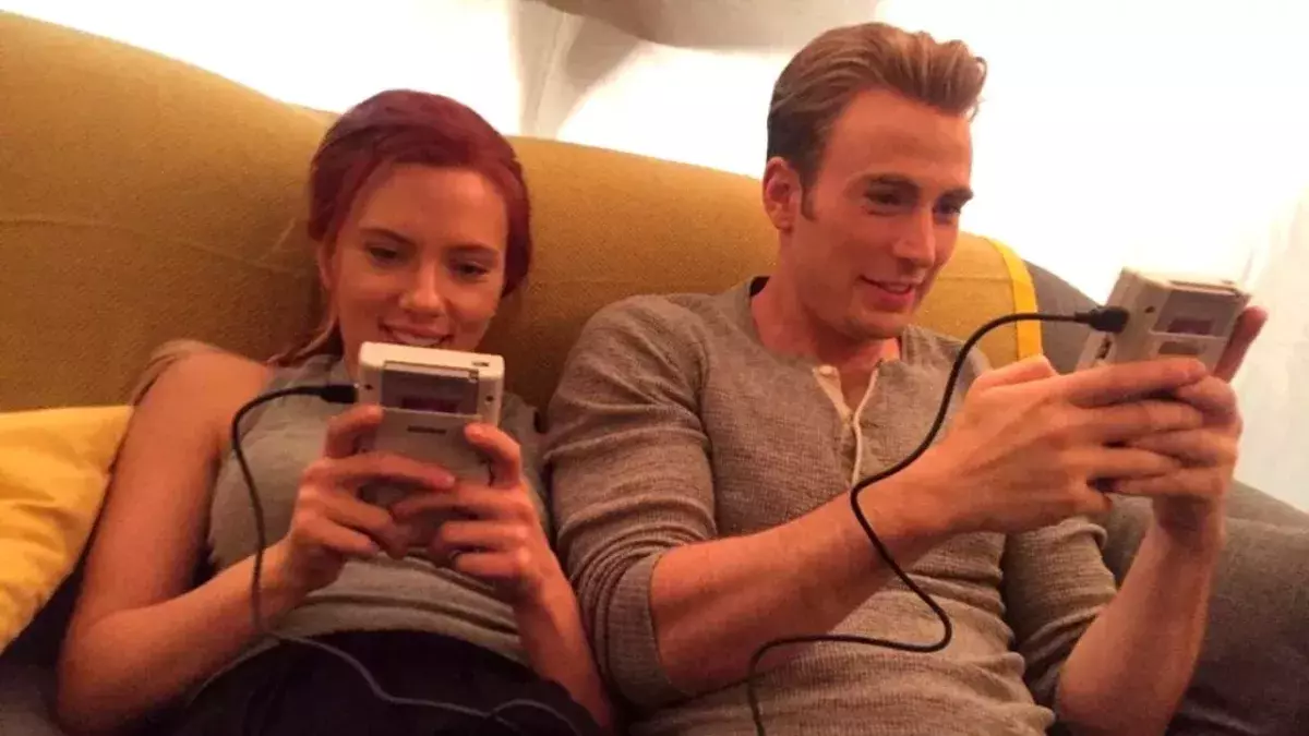 Scarlett Johansson et Chris Evans qui jouent à la GameBoy