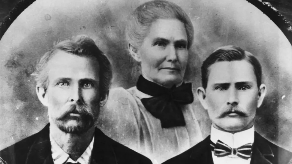 De gauche à droite : Frank James, Zerelda James et Jesse Jame