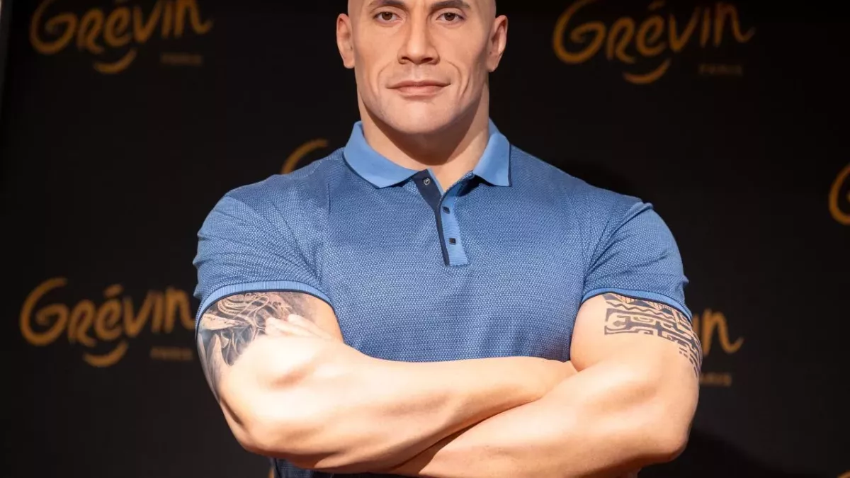 dwayne jonhson the rock statue musée grévin retouchée