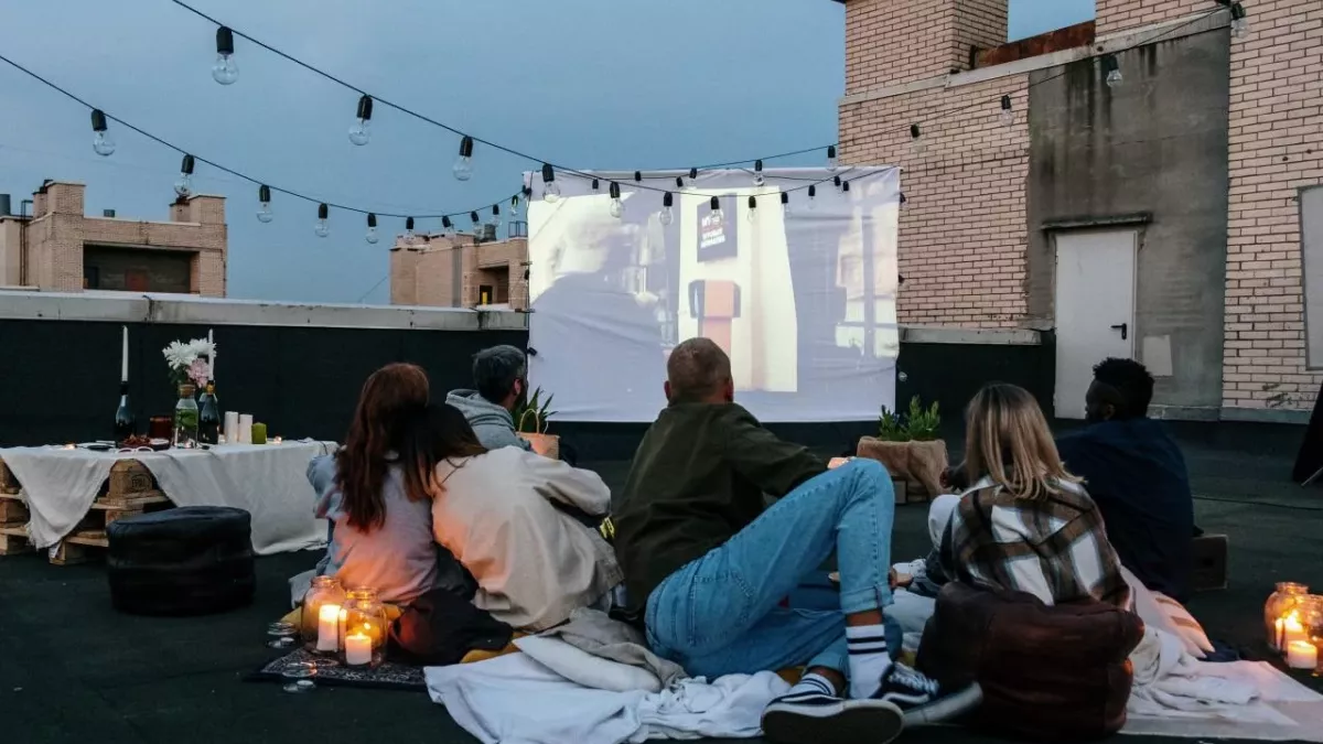 Profitez d’une soirée cinéma en extérieur exceptionnelle grâce à ce vidéoprojecteur en belle réduction
