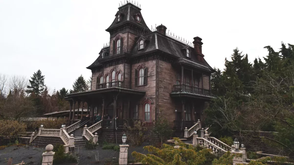 Ces photos rarissimes du Manoir Hanté de Disneyland Paris vont vous glacer le sang