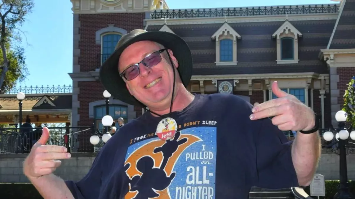Il détient le record mondial du temps passé à Disneyland