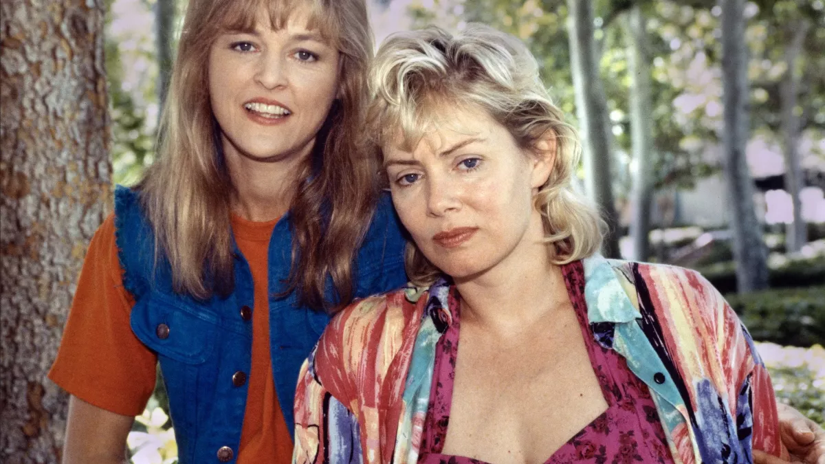 Park Overall (gauche) et Jean Smart (droite) jouant respectivement Tyria Moore et Aileen Wuornos dans le téléfim Overkill : The Aileen Wuornos Story