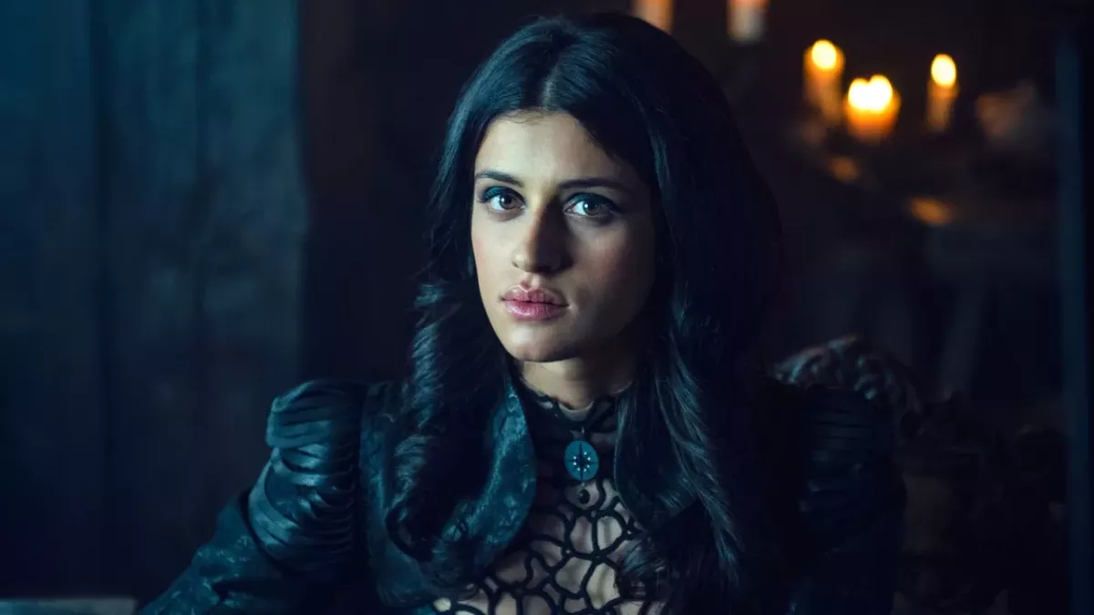 Anya Chalotra (Yennefer) dans la série The Witcher
