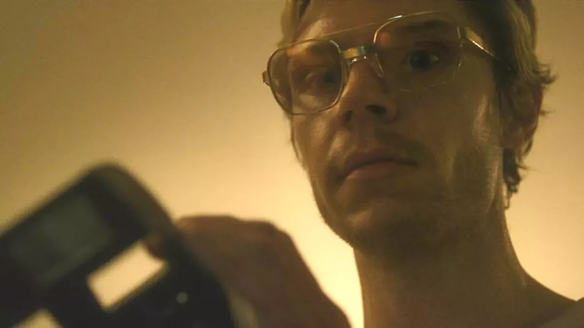 Evan Peters dans le rôle de Jeffrey Dahmer