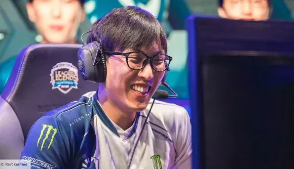Doublelift supplie Twitch de ne pas le bannir après avoir regardé une vidéo sur des sextoys