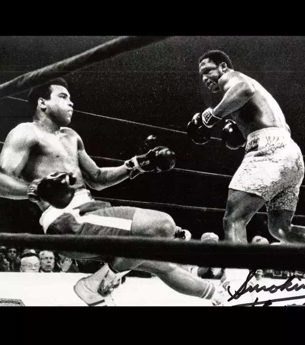 En 1971 au Madison Square Garden, il réussit "le combat du siècle" en battant Mohamed Ali