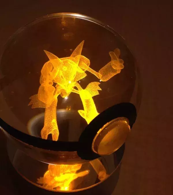 PokeMasterCrafter : une pokéball lumineuse en cristal renfermant Alakazam