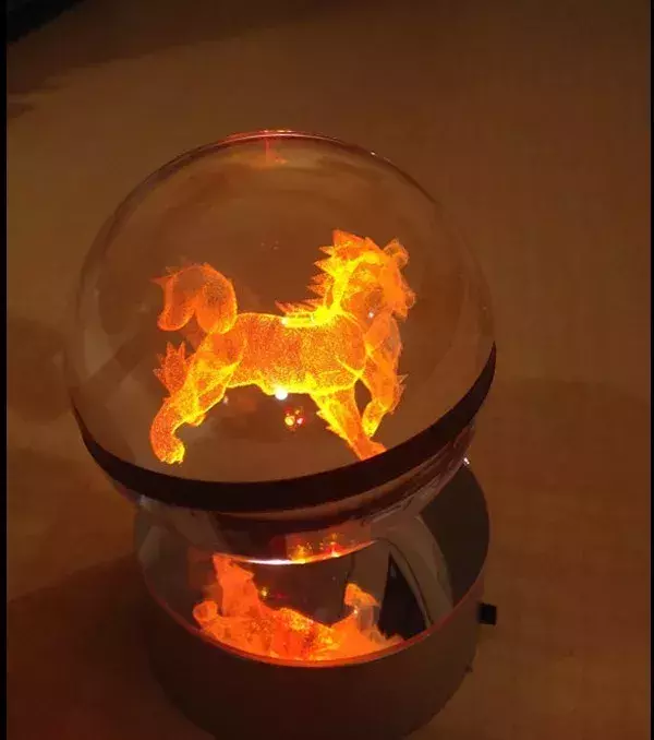 PokeMasterCrafter : une pokéball lumineuse en cristal renfermant Arcanin