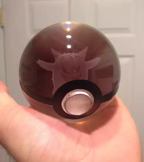 PokeMasterCrafter : une pokéball lumineuse en cristal renfermant Ectoplasma