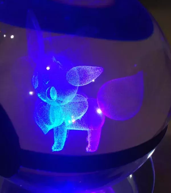 PokeMasterCrafter : une pokéball lumineuse en cristal renfermant Evoli
