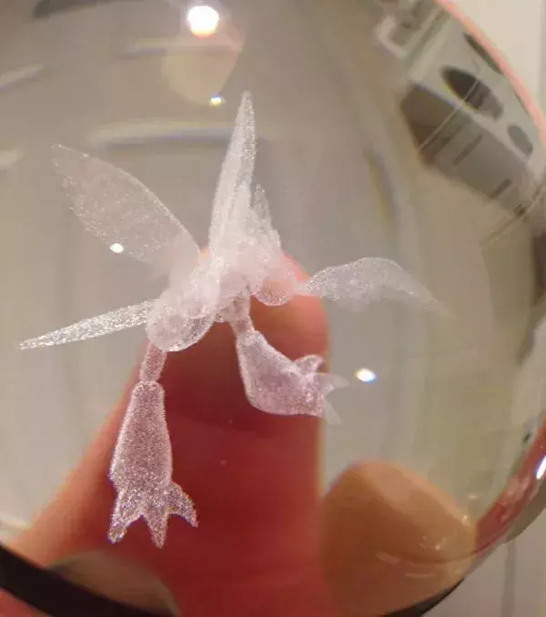 PokeMasterCrafter : une pokéball lumineuse en cristal renfermant Insécateur
