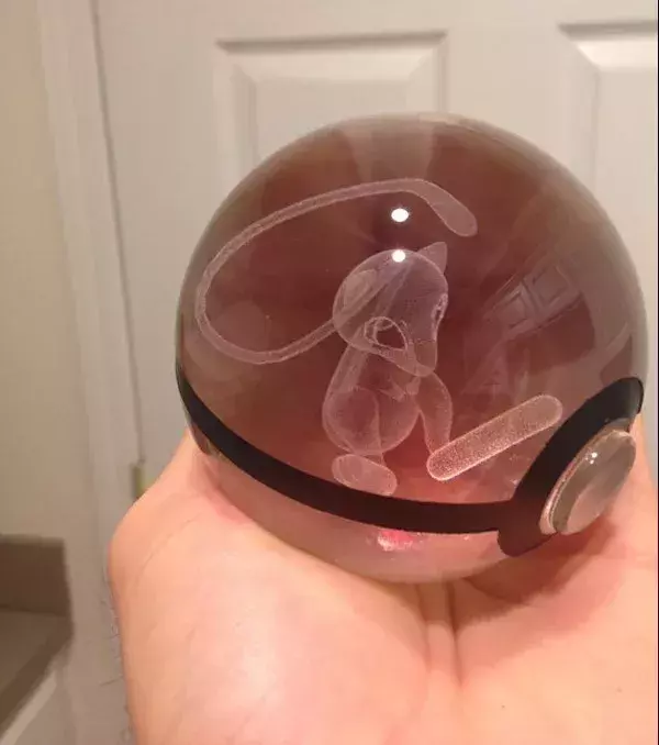 PokeMasterCrafter : une pokéball lumineuse en cristal renfermant Mew