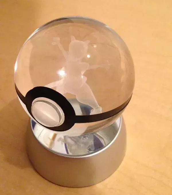 PokeMasterCrafter : une pokéball lumineuse en cristal renfermant Mewtwo