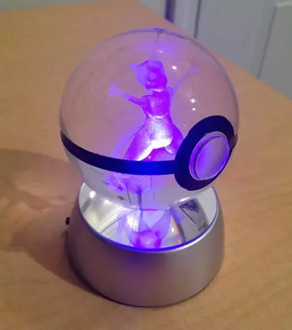 PokeMasterCrafter : une pokéball lumineuse en cristal renfermant Mewtwo