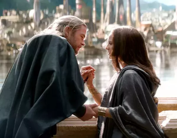 Hemsworth et Portman dans Thor 2