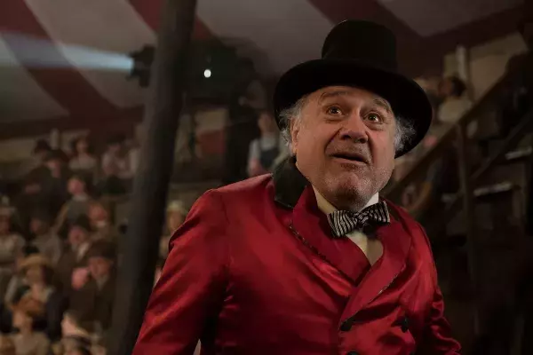 7. Danny DeVito était coiffeur pour les morts