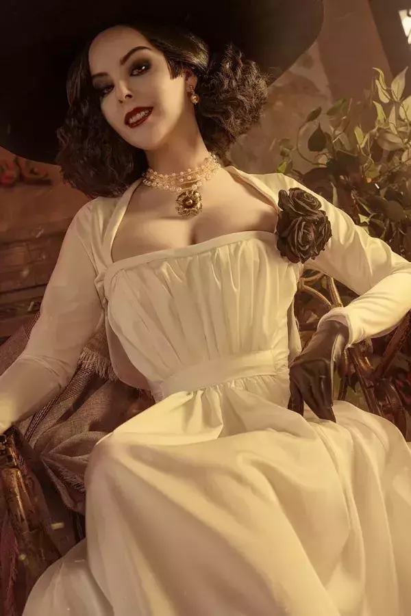 Lady Dimitrescu par Helly Valentine