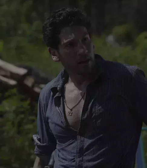 Le Shane des comics était un homme violent et instinctif, prêt à tuer Rick à chaque seconde. Il se fait finalement tuer par Carl tôt dans l'histoire, tandis que le Shane de la série est plus tactique et il es tué tard par Rick, poussé à bout