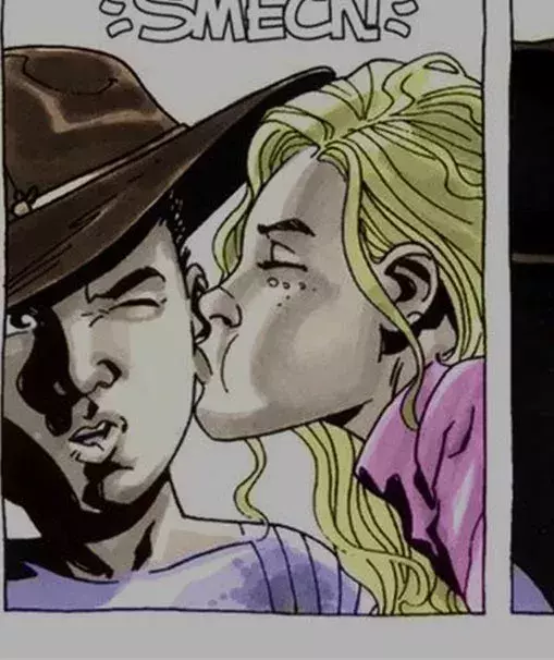 Sophia, personnage des comics et de la série, a un destin bien différent dans les BD. Elle forme un couple avec Carl pendant de longs numéros, tandis que la série... la transforme en zombie, coincée dans la grange.