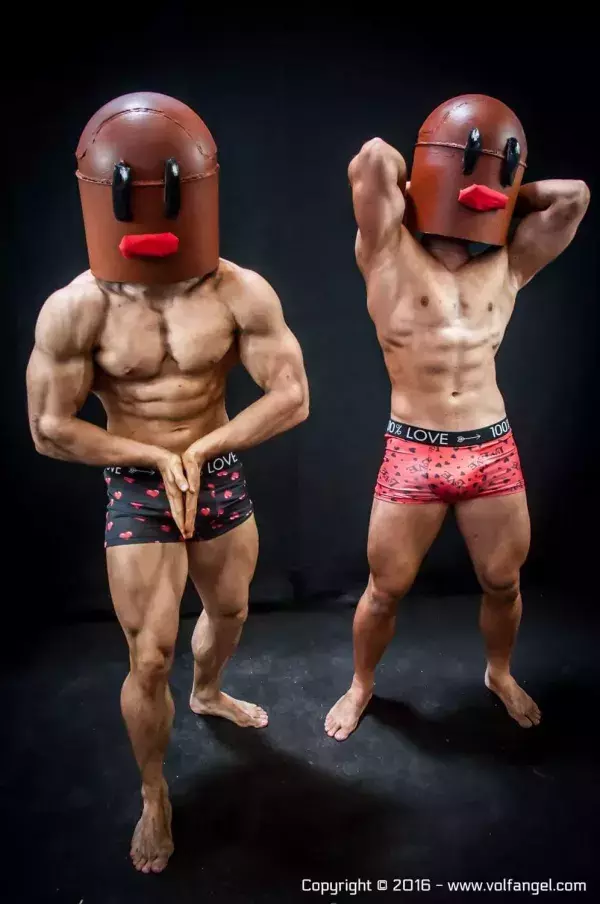 Taupiqueur (@LeoBaneCosplay)                                    