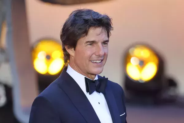 Tom Cruise -  3 960 861 213 $