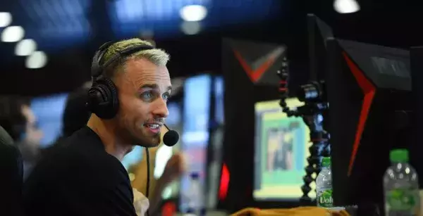 N°2 : Squeezie (1 475 104 followers)